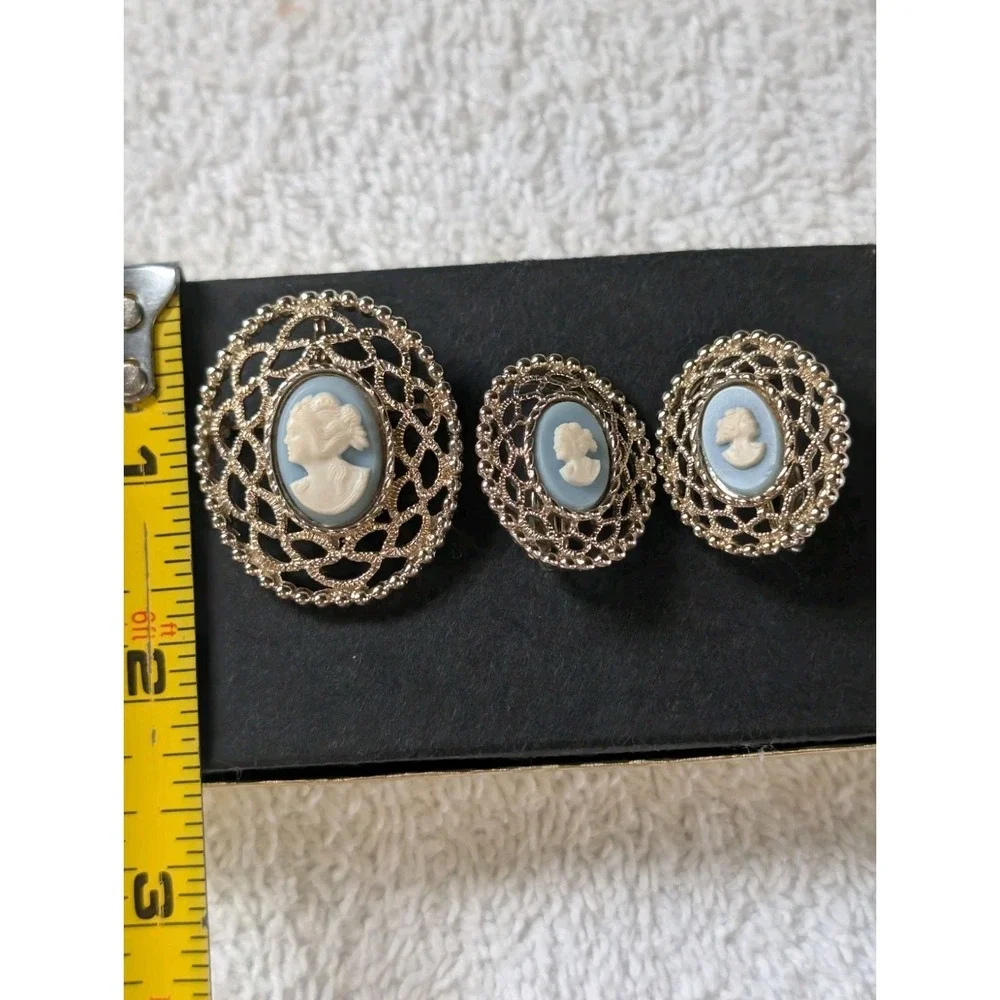 Vintage Sarah Coventry Blue Cameo Oval Pin Brooch Clip On Earring Set Filigree